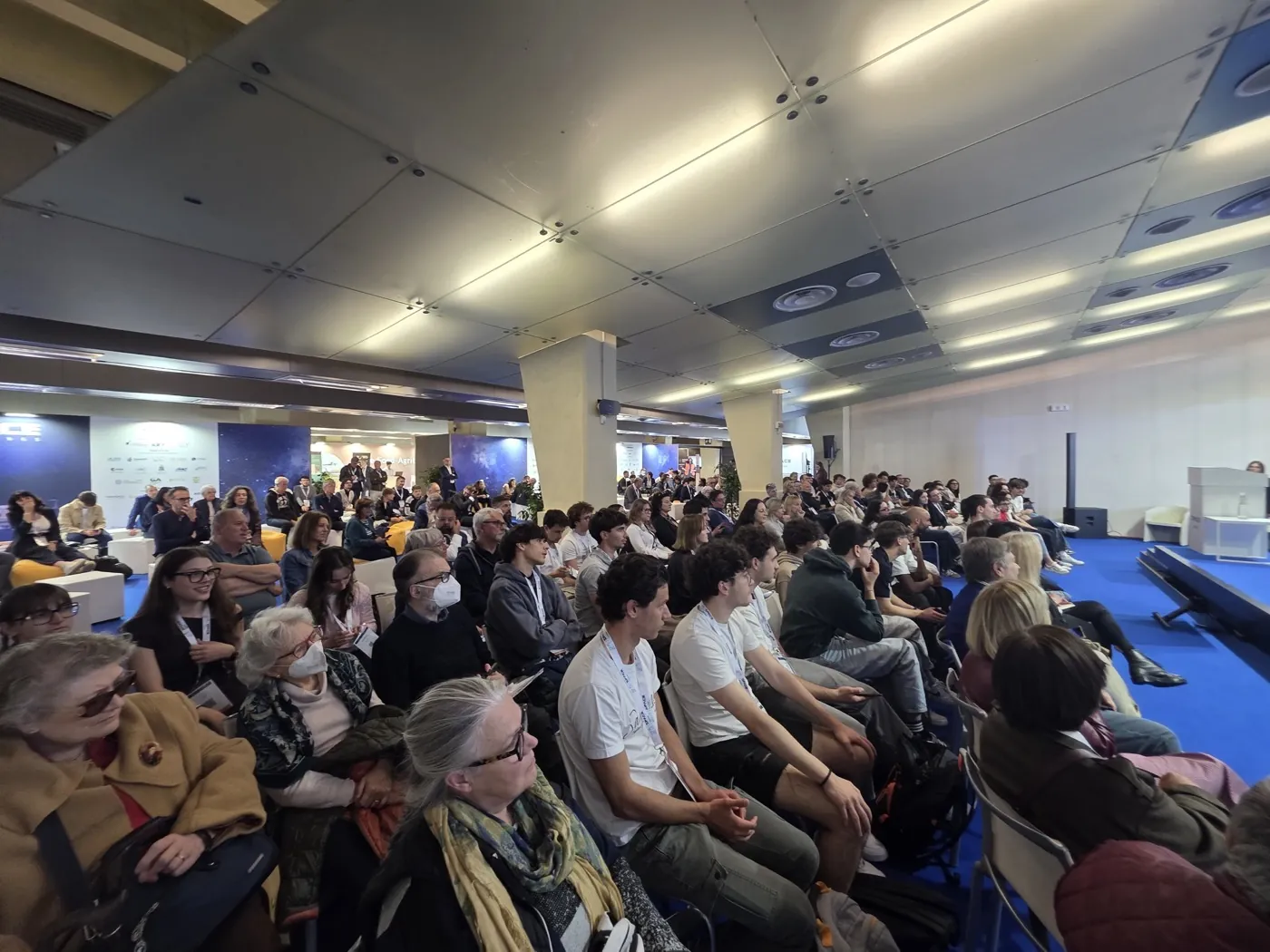 Il pubblico del Festival delle Idee seduto in una sala piena