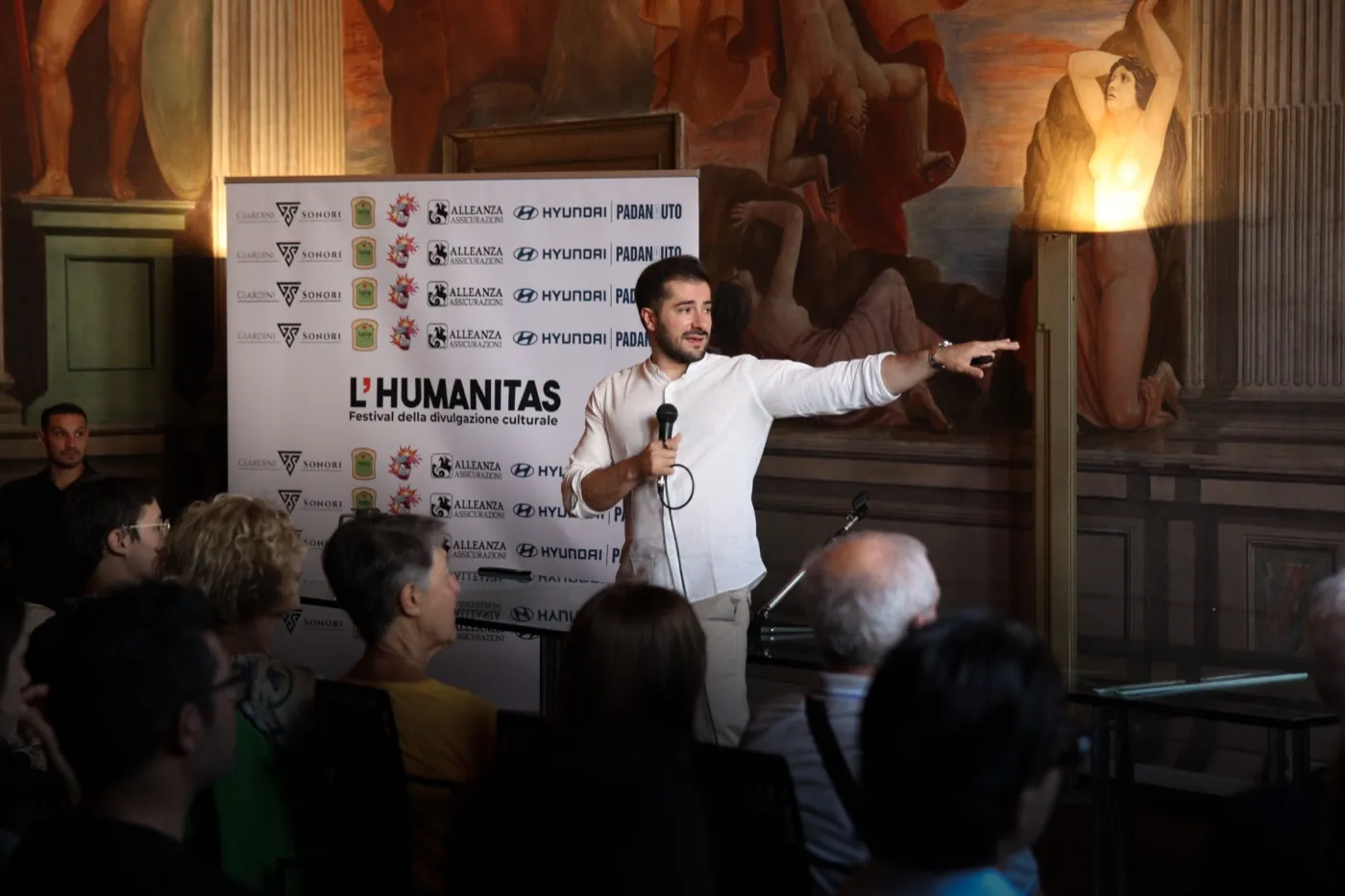 Vittorio sul palco dell'Humanitas a Ferrara indica il pubblico