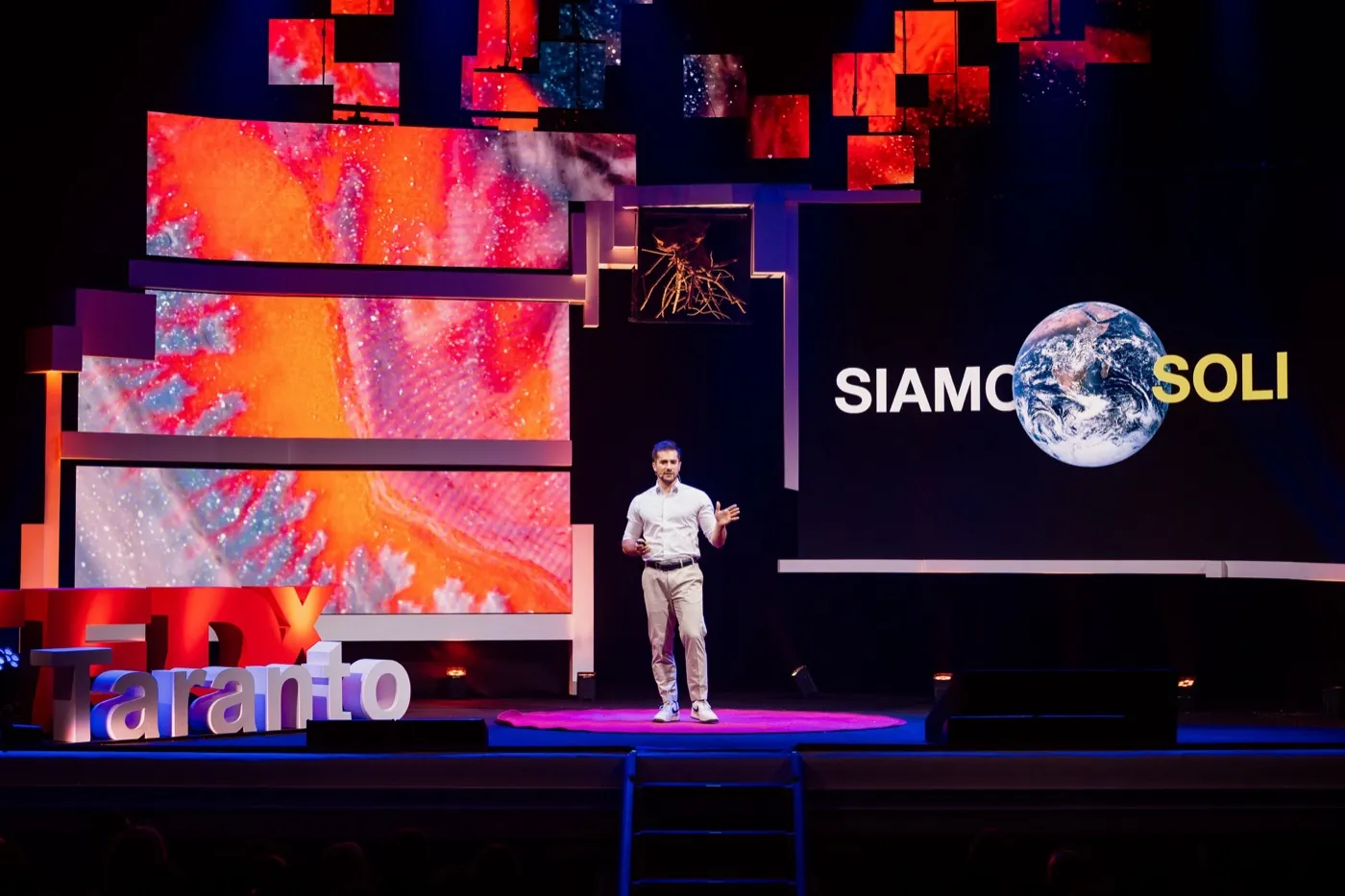 Vittorio sul palco del TEDx Taranto